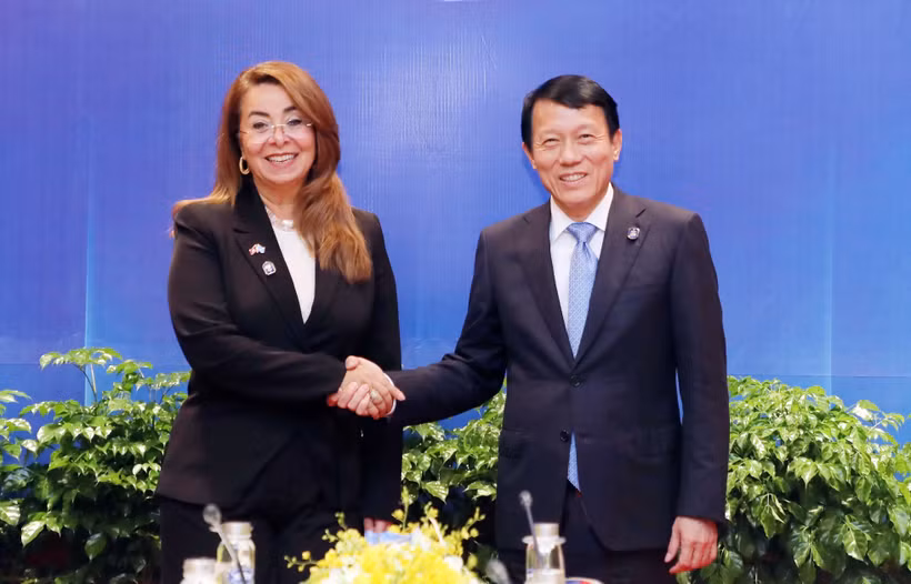 El ministro de Seguridad Pública de Vietnam, general Luong Tam Quang, y Ghada Waly, subsecretaria general de la ONU y directora ejecutiva de la Oficina de la ONU contra la Droga y el Delito (UNODC). (Fuente: VNA)