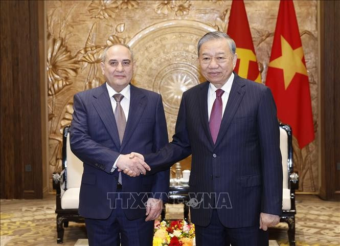 El secretario general del Partido Comunista de Vietnam (PCV), To Lam, y Tahir Budagov, vicepresidente y jefe de la Oficina del Comité Central del YAP. (Fuente: VNA)