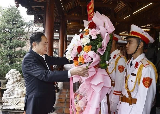 El presidente de la Asamblea Nacional de Vietnam, Tran Thanh Man, rindió hoy homenaje al expresidente del país, general Le Duc Anh, y al general Nguyen Chi Thanh. (Fuente: VNA)