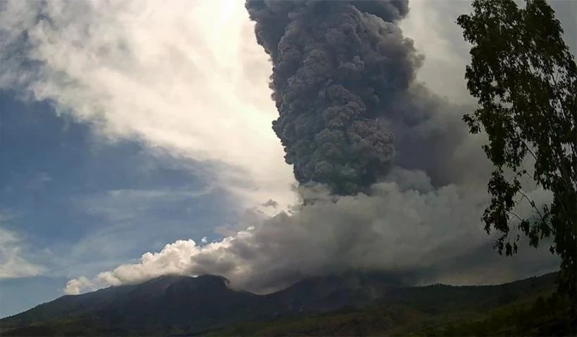 El monte Lewotobi, en la provincia indonesia de Nusa Tenggara Oriental, entra en erupción el 28 de diciembre. (Foto: Xinhua/VNA)