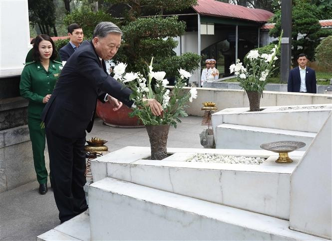 El secretario general del Partido Comunista de Vietnam, To Lam, coloca inciensos en las tumbas de las 10 heroínas mártires en la Zona de Reliquia Nacional Especial de la encrucijada de Dong Loc. (Fuente: VNA)