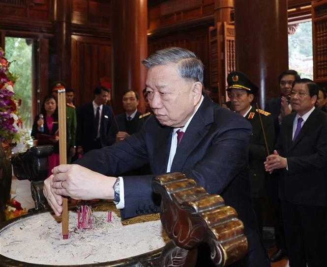 El secretario general del PCV, To Lam, ofrece inciensos para rendir homenaje al Presidente Ho Chi Minh (Fuente: VNA)