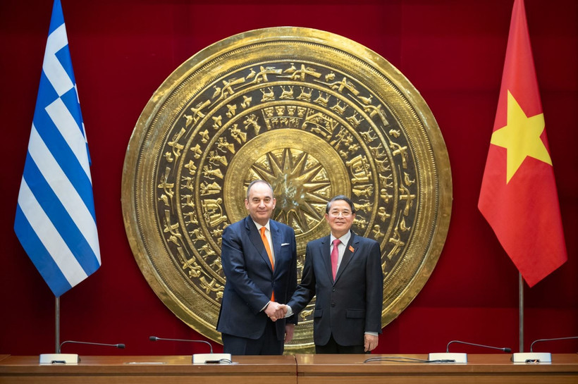 El vicepresidente de la Asamblea Nacional de Vietnam, Nguyen Duc Hai, y el vicepresidente primero del Parlamento de Grecia, Ioannis Plakiotakis. (Fuente: daibieunhandan.vn) 