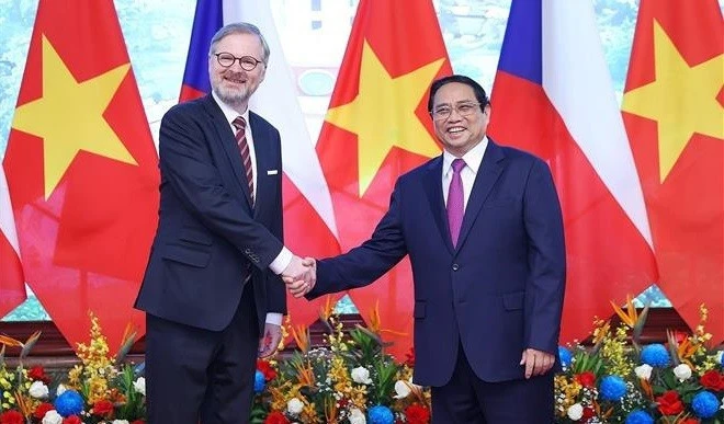 El primer ministro Pham Minh Chinh y su homólogo checo Petr Fiala. (Fuente: VNA)