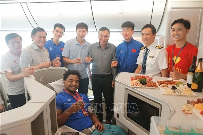 Líderes de la Federación de Fútbol de Vietnam (VFF), el cuerpo técnico del equipo nacional y el delantero Xuan Son en el avión de regreso a Vietnam el 6 de enero. (Fuente: VNA)