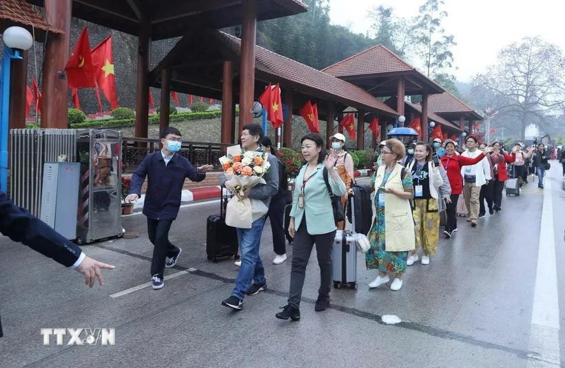 Los turistas chinos ingresan a Vietnam a través del puesto fronterizo internacional de Huu Nghi, en la provincia de Lang Son. (Fuente: VNA) 