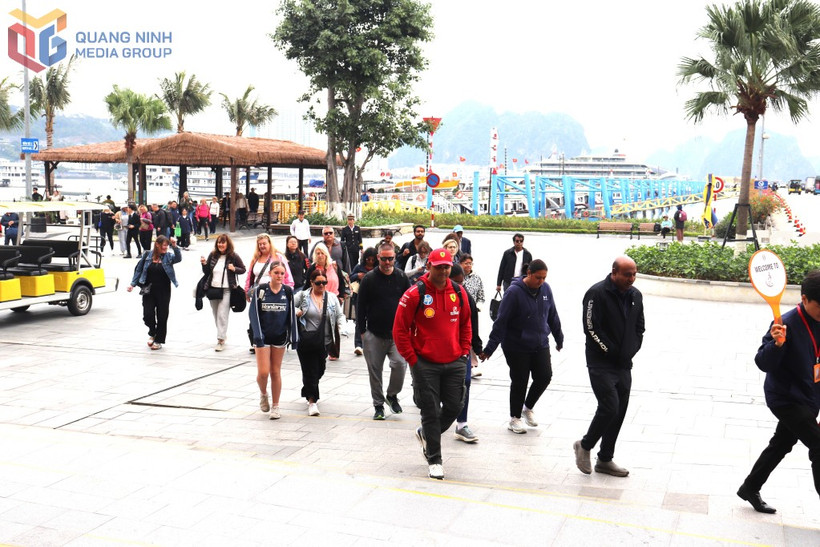 Turistas en Ha Long (Fuente: baoquangninh.vn)