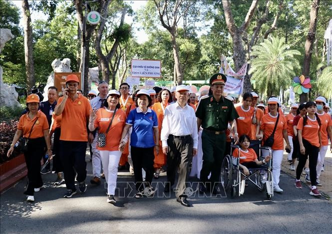 Más de cinco mil personas participan en la marcha solidaria “Por las víctimas del agente naranja/dioxina 2025”. (Fuente: VNA)