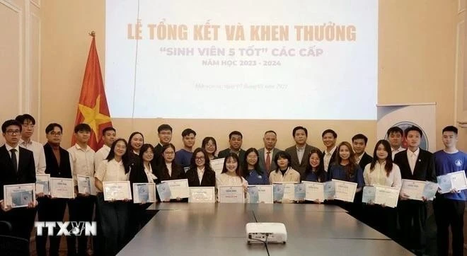 Los estudiantes vietnamitas más destacados en Rusia reciben reconocimiento por su rendimiento académico, conducta moral, voluntariado, aptitud física e integración social. (Foto: VNA)