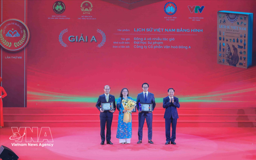 El miembro del Buró Político y jefe de la Comisión de Propaganda, Educación y Movilización de Masas del Comité Central del Partido Comunista de Vietnam, Trinh Van Quyet, entrega el premio A a los galardonados. (Fuente: VNA)