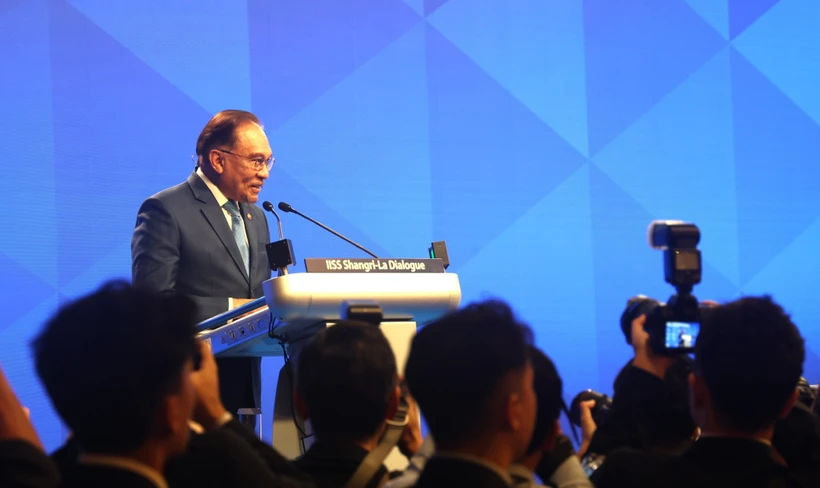 El primer ministro de Malasia, Anwar Bin Ibrahim, pronuncia un discurso en la 22.ª edición del Diálogo de Shangri-La (Fuente: VNA) 