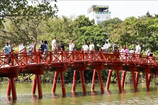 El puente de The Huc en el lago de Hoan Kiem, una belleza única de Hanoi (Fuente: VNA) 