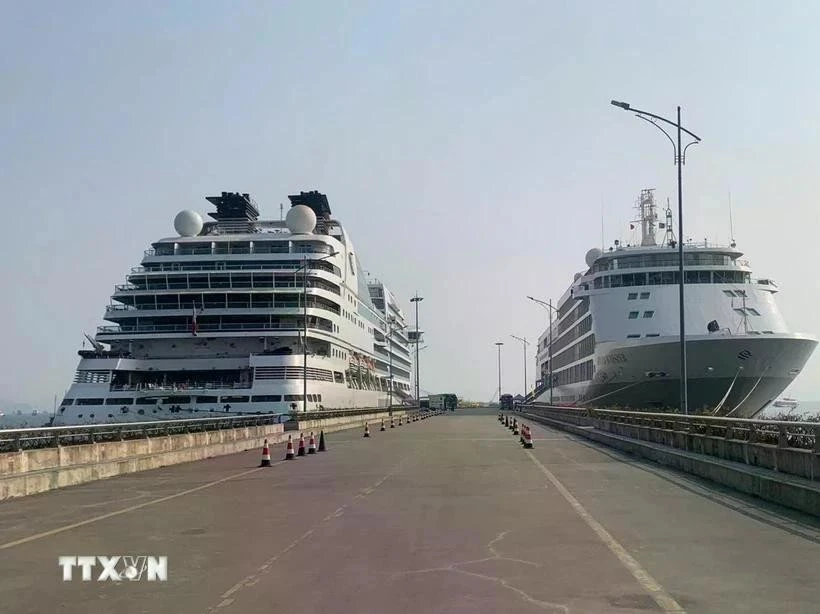 Los cruceros Seabourn Encore y Silver Whisper atracan en el puerto internacional de cruceros de Ha Long. (Foto: VNA)