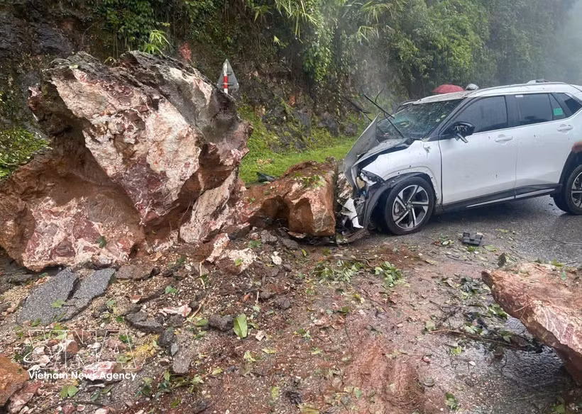 Las intensas lluvias prolongadas provocaron un deslizamiento de tierra que arrojó rocas contra un automóvil en la ladera de Cao Pha, comuna de Muong Bu, provincia de Son La. (Foto: VNA)