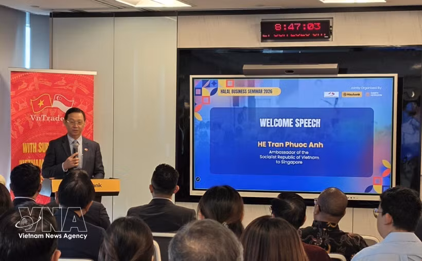 El embajador de Vietnam en Singapur, Tran Phuoc Anh, habla en el evento (Foto: VNA)