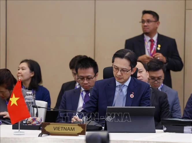 El vicecanciller Do Hung Viet y la delegación vietnamita participan en la Reunión de altos funcionarios (SOM) de la ASEAN, en el Centro de Conferencia Internacional Langkawi, Malaysia. (Foto: VNA) 