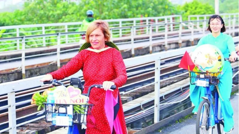 Stella Ciorra en un programa de ciclismo para promover el patrimonio del ao dai vietnamita (Fuente: nhandan.vn) 