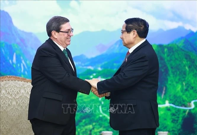 El primer ministro de Vietnam, Pham Minh Chinh, y el ministro de Relaciones Exteriores de Cuba, Bruno Rodríguez Parrilla. (Fuente: VNA)