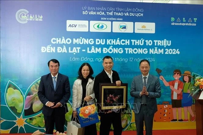 Líderes del Comité Popular de la provincia de Lam Dong entrega regalos al turista número 10 millones del año que llega a Da Lat - Lam Dong en 2024, Nguyen Dang Dung, procedente de Hanoi. (Fuente: VNA) 