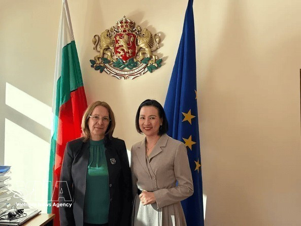 La embajadora de Vietnam en Bulgaria, Nguyen Thi Minh Nguyet, y la alcaldesa Kazanlak Galina Stoyanova. (Fuente: VNA) 