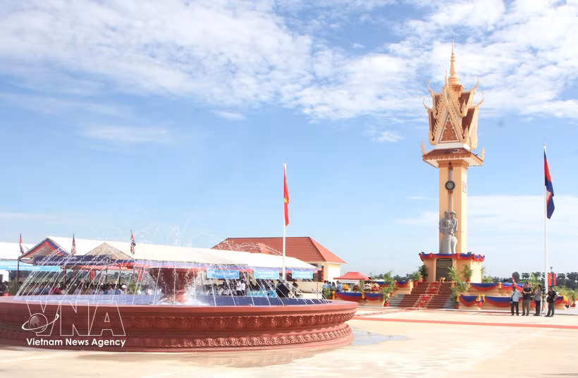 El Monumento a la Amistad Camboya-Vietnam, en la provincia de Pursat, tiene 21 metros de altura, con un conjunto de estatuas simbólicas que alcanzan los 3,2 metros. (Fuente: VNA)