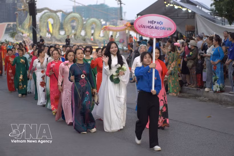 El desfile de la Asociación Cultural del Ao Dai de Vietnam en el programa "Loto en las Calles" del Festival del Loto de Hanoi 2026. (Foto: VNA)