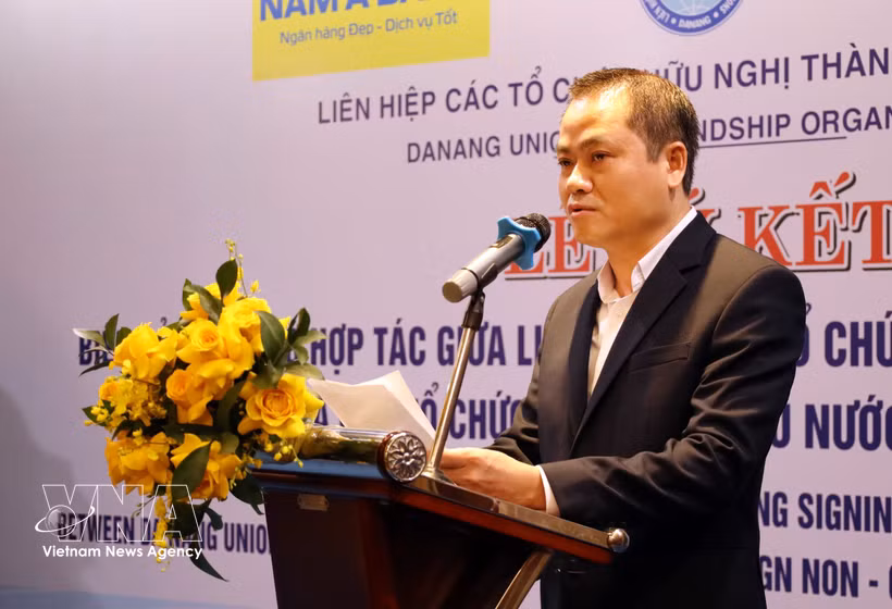 Nguyen Ngoc Binh, presidente de la Unión de Organizaciones de Amistad de Da Nang, pronuncia un discurso (Fuente: VNA)