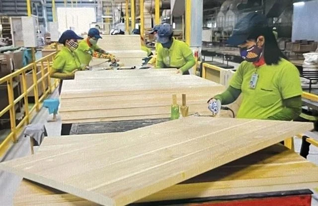 Procesamiento de madera para la exportación en una fábrica en la provincia sureña de Binh Duong. (Foto: VNA)