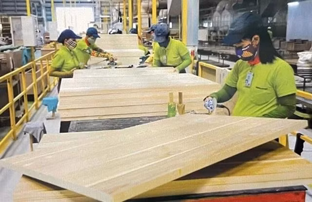 Procesamiento de madera para la exportación en una fábrica en la provincia sureña de Binh Duong. (Foto: VNA)