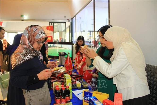 Los consumidores argelinos aprenden sobre productos vietnamitas en el evento. (Fuente: VNA)