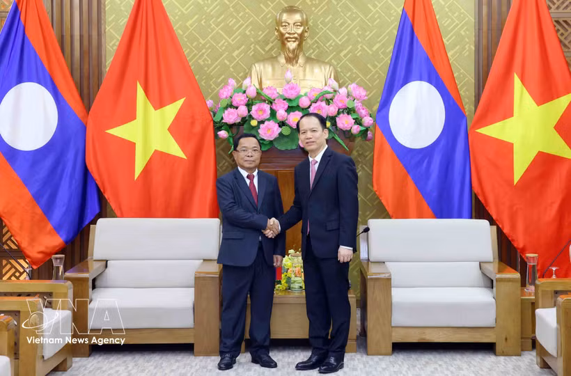 El ministro de Justicia de Vietnam, Hoang Thanh Tung y Khamphan Phommathat, viceprimer ministro y titular de Justicia de Laos. (Fuente: VNA)