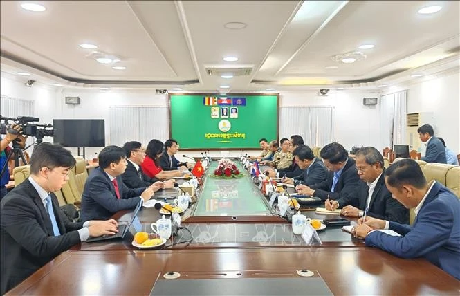 En la reunión con el gobernador de la provincia de Preah Sihanouk. (Fuente: VNA)