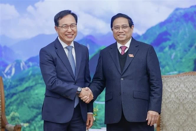 El primer ministro de Vietnam, Pham Minh Chinh (derecha) y el director general de Samsung Vietnam, Choi Joo Ho. (Fuente: VNA)