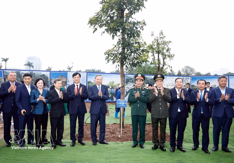 El secretario general del Partido Comunista de Vietnam (PCV), To Lam y los delegados en la ceremonia de lanzamiento del movimiento de plantación de árboles. (Fuente: VNA) 