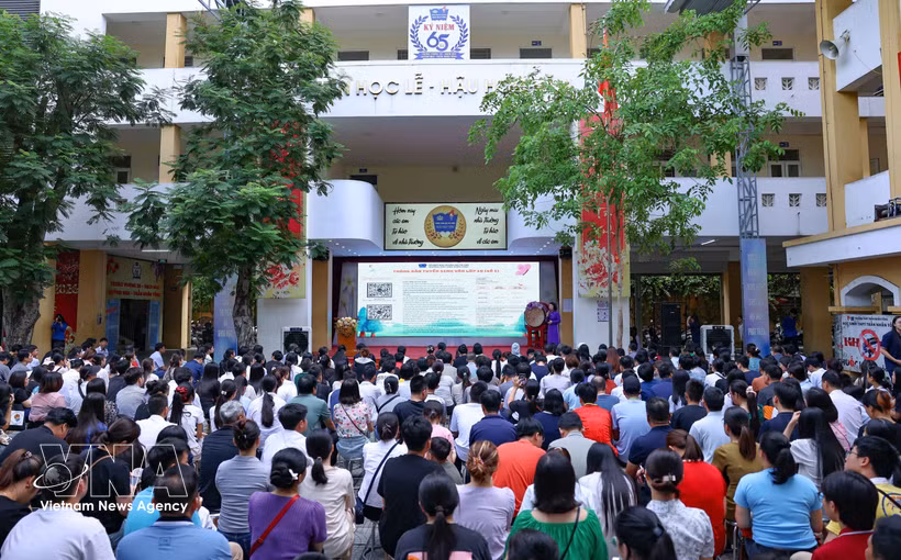 La escuela Tran Nhan Tong celebra una reunión con los estudiantes admitidos al décimo grado para el año escolar 2026-2027. (Fuente: VNA)