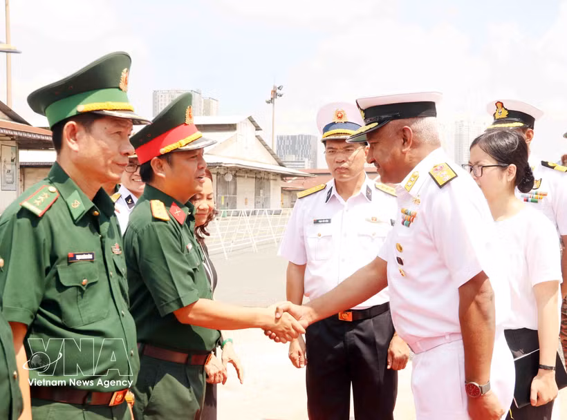 Representantes del Departamento de Asuntos Exteriores del Ministerio de Defensa dan la bienvenida al contralmirante Alok Ananda (derecha), oficial al mando de la Flota del Este de la Armada india. (Fuente: VNA)