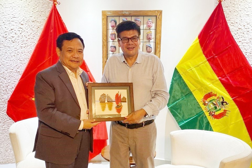 El embajador vietnamita en Brasil, concurrido en Bolivia, Bui Van Nghi y el cónsul honorario Miguel Ángel Pérez Peña. (Fuente: VNA)
