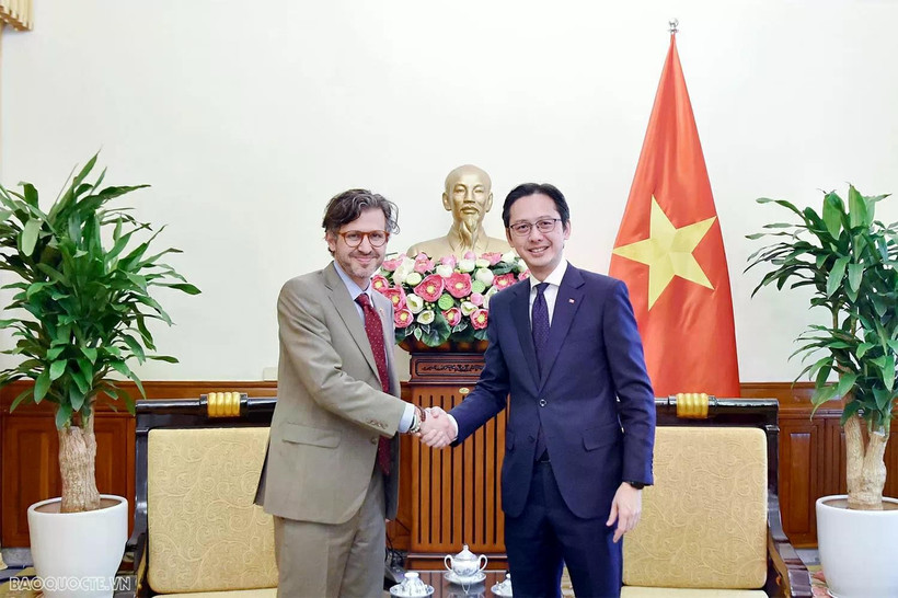 El viceministro de Relaciones Exteriores de Vietnam, Do Hung Viet, recibe al vicecanciller colombiano de Asuntos Multilaterales, Mauricio Jaramillo Jassir. (Fuente: baoquocte.vn)