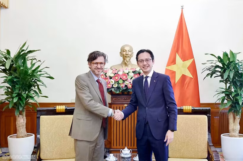 El viceministro de Relaciones Exteriores de Vietnam, Do Hung Viet, recibe al vicecanciller colombiano de Asuntos Multilaterales, Mauricio Jaramillo Jassir. (Fuente: baoquocte.vn)