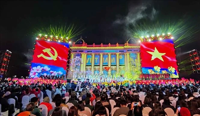 El espectáculo por el 95 aniversario de la fundación del Partido Comunista de Vietnam. (Fuente: VNA)