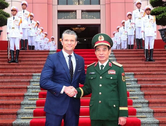 El secretario del Departamento de Guerra de Estados Unidos, Pete Hegseth, y general Phan Van Giang, ministro de Defensa de Vietnam. (Fuente: VNA)