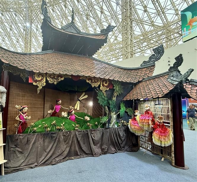 En el espacio expositivo del Teatro Nacional de Marionetas de Vietnam en la Feria de Otoño 2025. (Fuente: VNA)