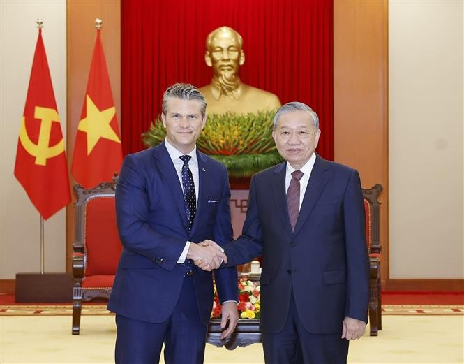 El secretario general del Partido Comunista de Vietnam, To Lam, y el secretario de Guerra de Estados Unidos, Pete Hegseth. (Fuente: VNA)