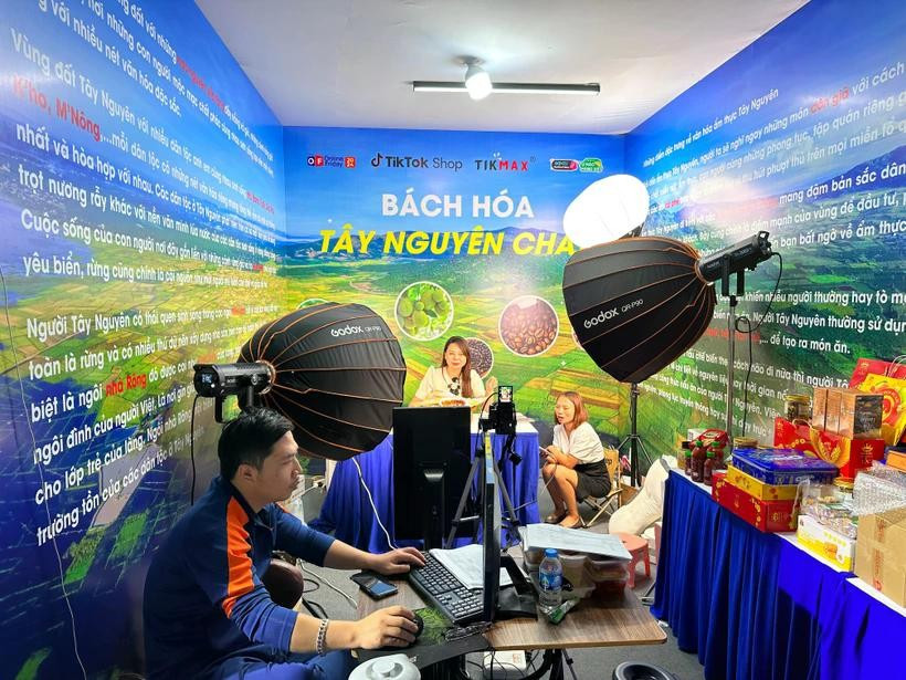 Las transmisiones en vivo con contenidos creativos e interactivos tienen una mayor tasa de visualización en comparación con otras sesiones de introducción simple. (Fuente: Vietnam+) 