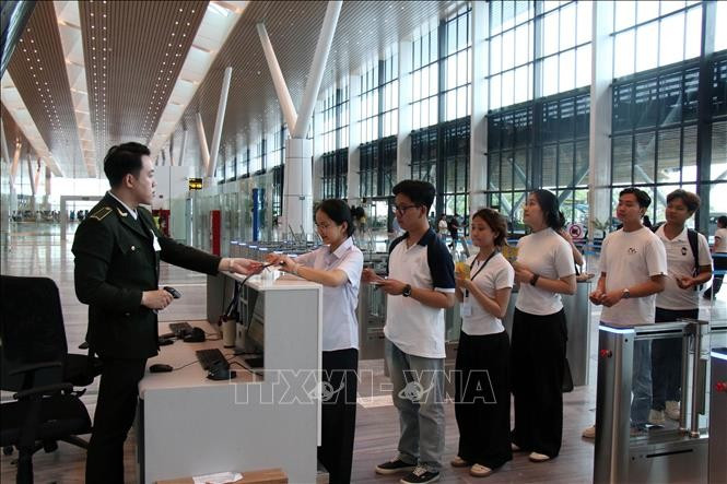 Revisión de los procedimientos aeroportuarios para el vuelo simulado en el 16 de abril, como preparación para la operación del primer vuelo inaugural. (Fuente: VNA)