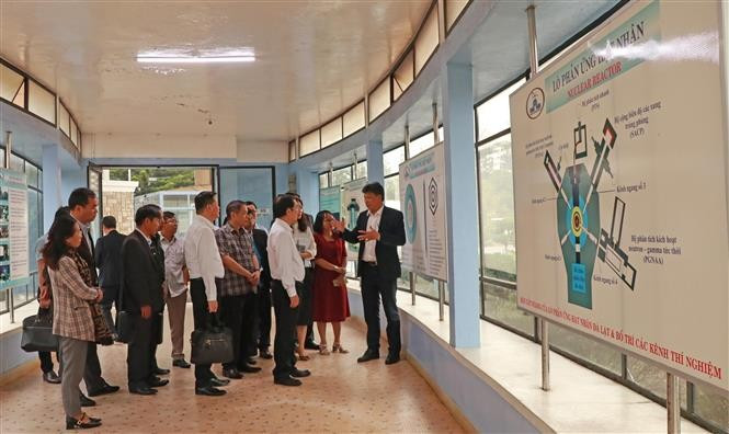 Los delegados visitan el reactor nuclear en el Instituto de Investigación Nuclear en la ciudad de Da Lat, de la provincia de Lam Dong. (Fuente: VNA) 