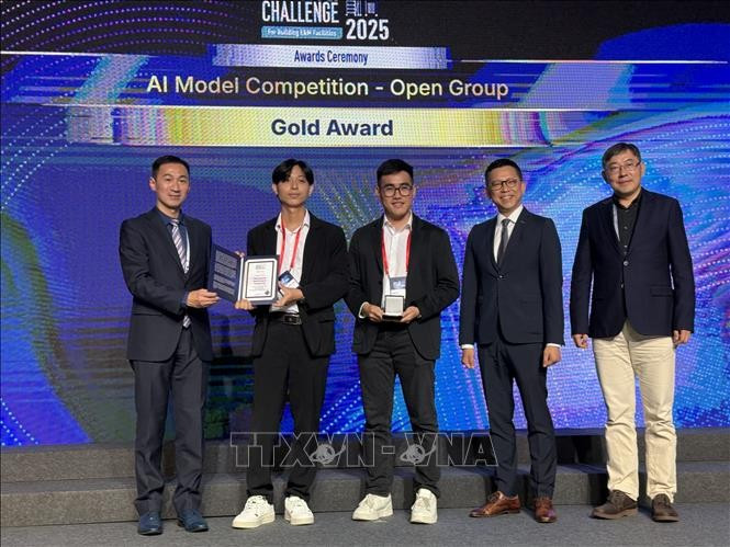 El ingenỉeo Luong Duc Long del Grupo Viettel (segundo del derecho) y Nguyen Hoang Vu, ingeniero de IA y CEO de la empresa emergente AIZ (tercero del derecho) reciben el premio de oro. (Fuente: VNA) 