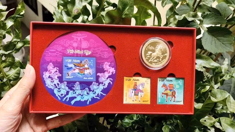El conjunto de selló y moneda conmemorativa para celebrar el Año Nuevo del Caballo. (Fuente: nhandan.vn)