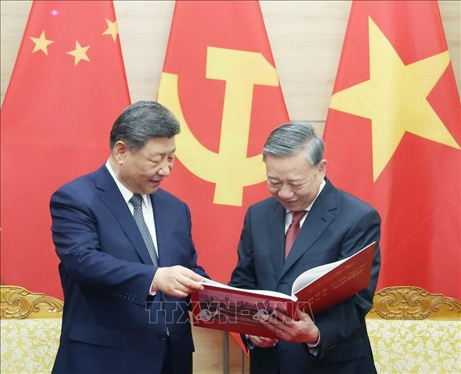 El secretario general To Lam regala al secretario general y presidente Xi Jinping el libro fotográfico de la Agencia Vietnamita de Noticias. (Fuente: VNA) 