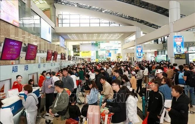 Pasajeros esperan para realizar los trámites de vuelo en el Aeropuerto Internacional Noi Bai de Hanoi. (Foto: NVA)